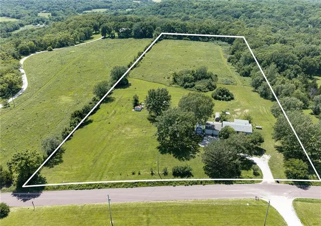 Single family home for sale at 20701 219th Street, Tonganoxie, KS 66086 | MLS# 2629475