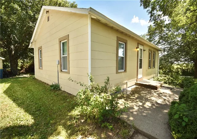 Homes for sale in Liberty, MO | 3105 B Hwy, Liberty, MO 64068 | MLS# 2629498