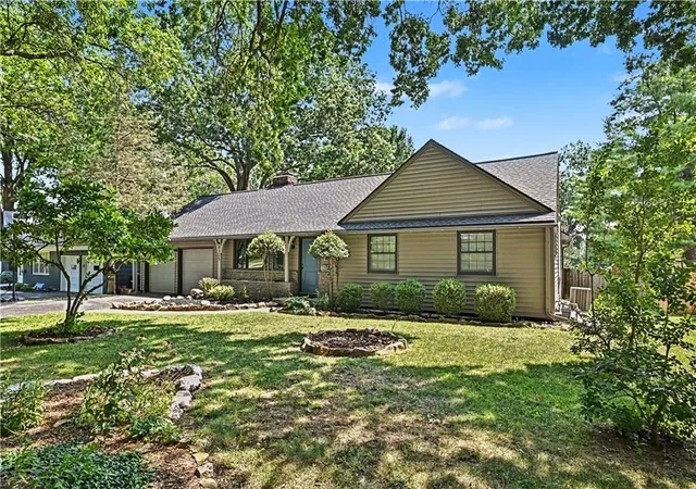2nd image of 6325 Maple Dr, Mission, KS 66202 | MLS# 2629522