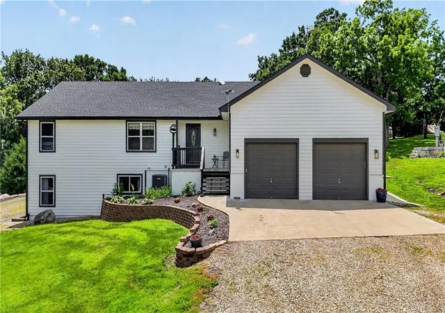 Photo 2 of Single family home for sale at 25493 Kansas Ave, Tonganoxie, KS 66086 | MLS# 2629525 | Listing updated on 2026-09-01
