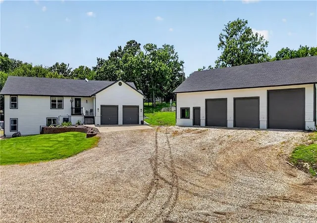 Photo 3 of Single family home for sale at 25493 Kansas Ave, Tonganoxie, KS 66086 | MLS# 2629525 | Listing updated on 2026-09-01