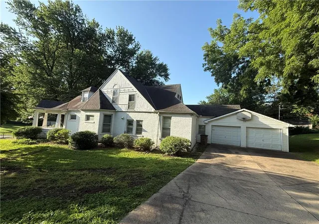 Homes for sale in Atchison, KS | 1027 N 4Th St, Atchison, KS 66002 | MLS# 2629543