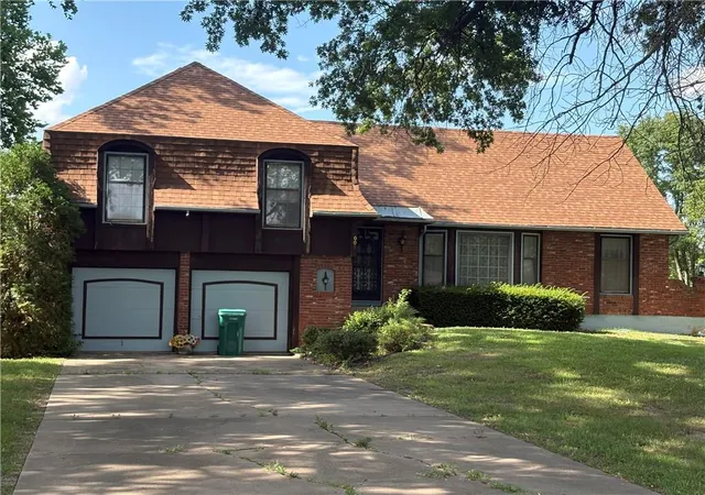 Homes for sale in Stilwell, KS | 6001 W 194th St, Stilwell, KS 66085 | MLS# 2629547
