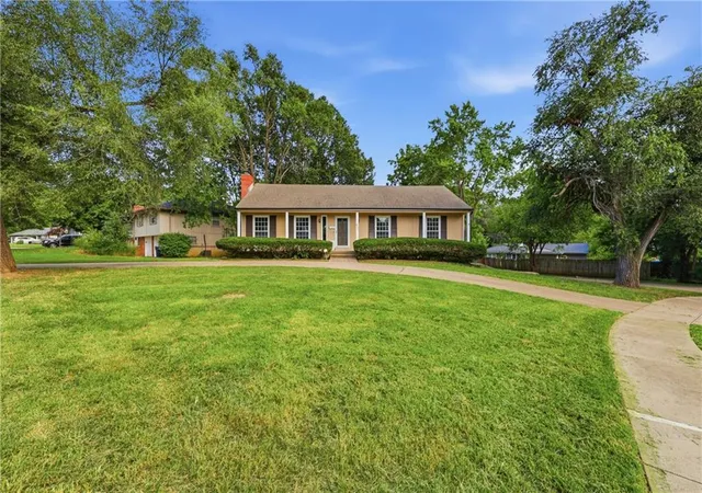 Photo 2 of Sale Pending at 6301 E 109th Terrace, Kansas City, MO 64134 | MLS# 2629552 | Listing updated on 2026-09-15
