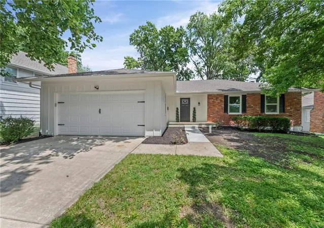 Homes for sale in Kansas City, MO | 10443 College Ave, Kansas City, MO 64137 | MLS# 2629557
