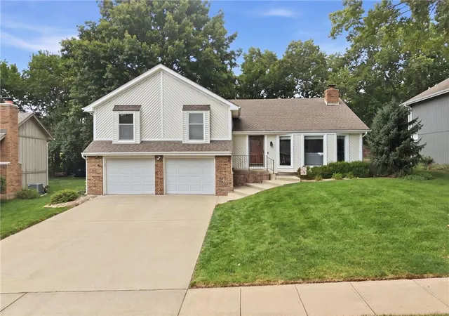 Photo 2 of Sale Pending at 15306 W 121st Terrace, Olathe, KS 66062 | MLS# 2629562 | Listing updated on 2026-09-25