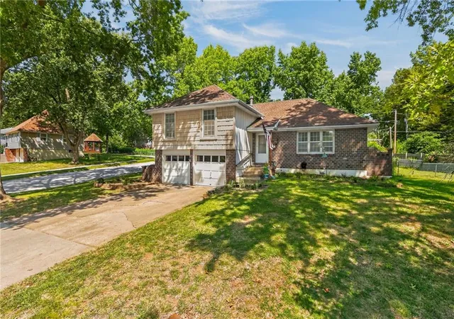 Photo 1 of Sale Pending at 418 Sw Sunset Dr, Lee's Summit, MO 64081 | MLS# 2629566 | Listing updated on 2026-09-16