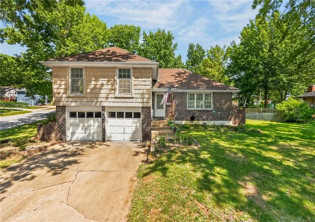 Photo 2 of Sale Pending at 418 Sw Sunset Dr, Lee's Summit, MO 64081 | MLS# 2629566 | Listing updated on 2026-09-16