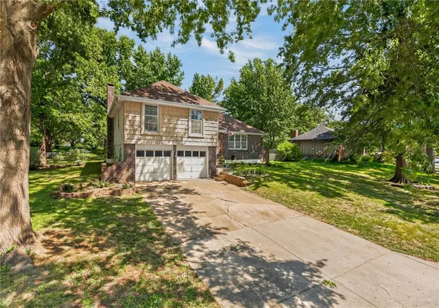 Photo 3 of Sale Pending at 418 Sw Sunset Dr, Lee's Summit, MO 64081 | MLS# 2629566 | Listing updated on 2026-09-16