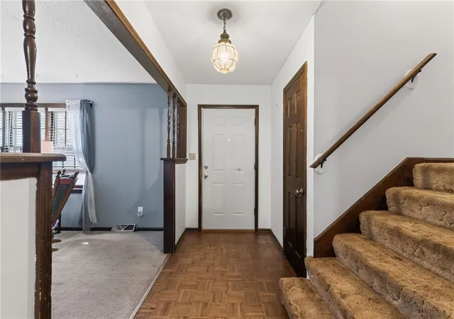 Photo 3 of Sale Pending at 418 SW Sunset Dr, Lee's Summit, MO 64081 | MLS# 2629566 | Listing updated on 2026-09-16