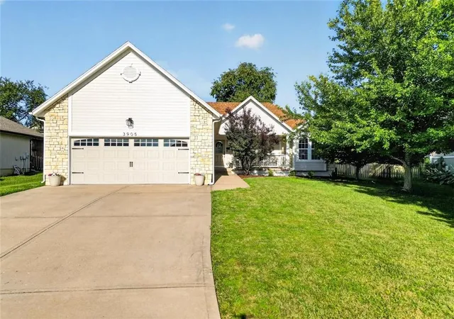 Homes for sale in Lees Summit, MO | 3905 Sw Evergreen Ln, Lees Summit, MO 64082 | MLS# 2629583