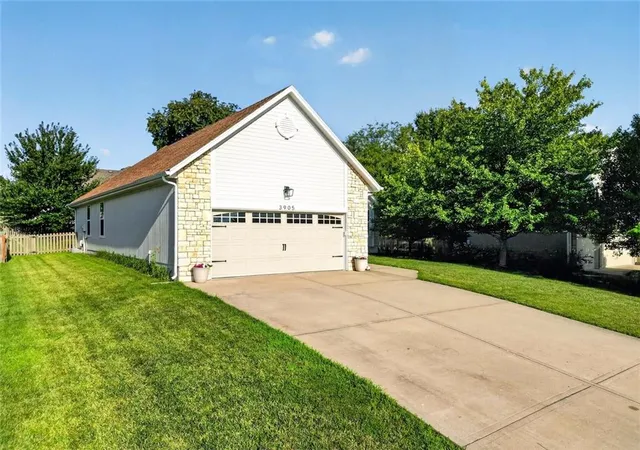 Homes for sale in Lees Summit, MO | 3905 Sw Evergreen Ln, Lees Summit, MO 64082 | MLS# 2629583