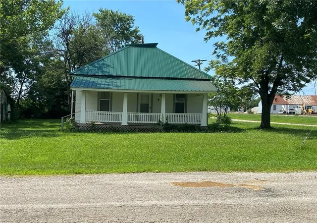 Homes for sale in Adrian, MO | 15 E 6th St, Adrian, MO 64720 | MLS# 2629595