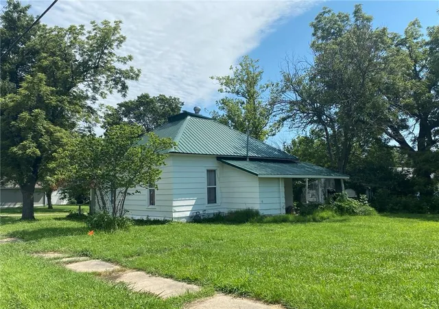Homes for sale in Adrian, MO | 15 E 6th St, Adrian, MO 64720 | MLS# 2629595