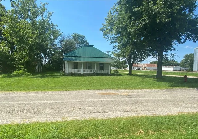 Homes for sale in Adrian, MO | 15 E 6th St, Adrian, MO 64720 | MLS# 2629595