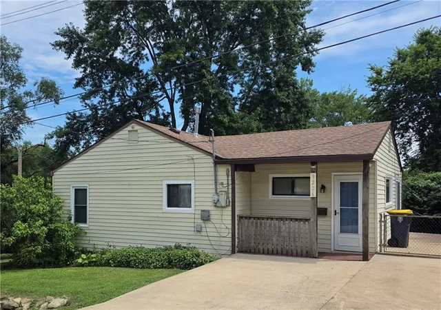 Photo 1 of Sale Pending at 9226 Walnut St, Kansas City, MO 64114 | MLS# 2629596 | Listing updated on 2026-09-04