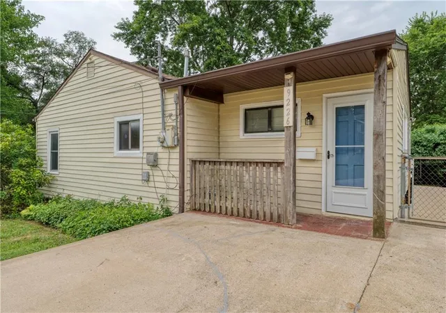 Photo 2 of Sale Pending at 9226 Walnut St, Kansas City, MO 64114 | MLS# 2629596 | Listing updated on 2026-09-04