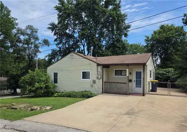Photo 3 of Sale Pending at 9226 Walnut St, Kansas City, MO 64114 | MLS# 2629596 | Listing updated on 2026-09-04