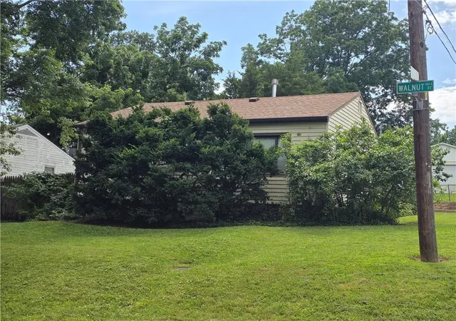 Photo 4 of Sale Pending at 9226 Walnut St, Kansas City, MO 64114 | MLS# 2629596 | Listing updated on 2026-09-04