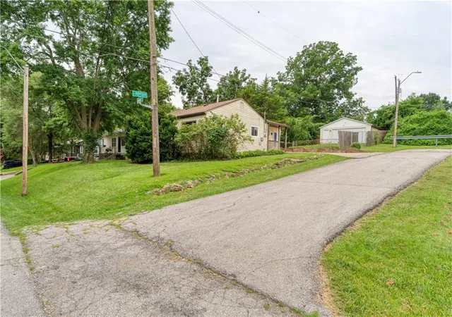Photo 5 of Sale Pending at 9226 Walnut St, Kansas City, MO 64114 | MLS# 2629596 | Listing updated on 2026-09-04