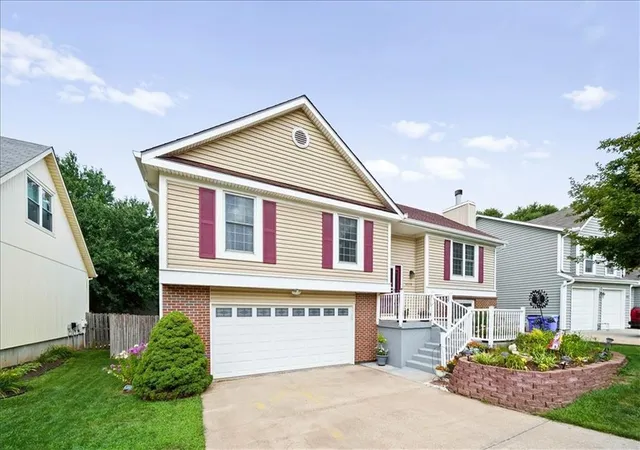 Homes for sale in Shawnee, KS | 6118 Parkhill St, Shawnee, KS 66216 | MLS# 2629598