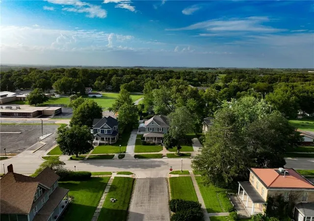 Homes for sale in Hiawatha, KS | 416 Miami St, Hiawatha, KS 66434 | MLS# 2629601