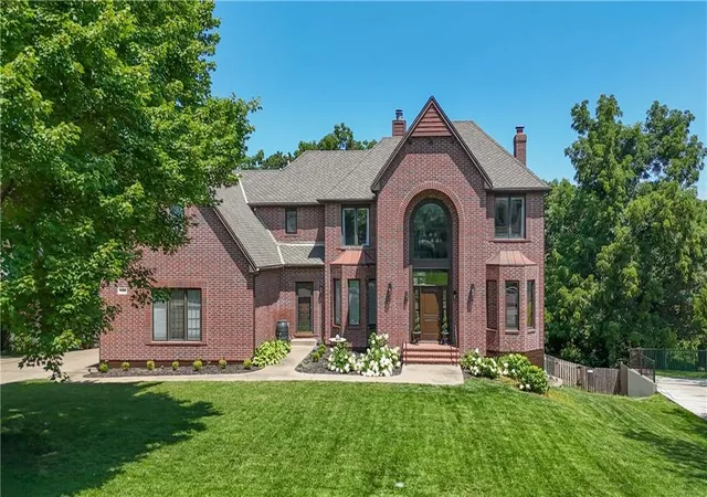 Homes for sale in Leawood, KS | 4110 W 110th St, Leawood, KS 66211 | MLS# 2629617