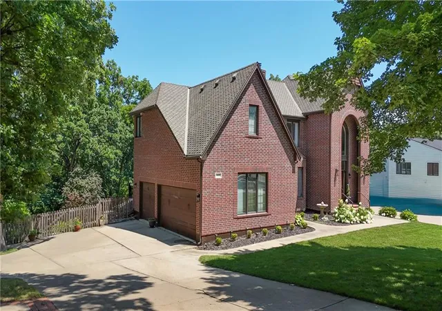 Homes for sale in Leawood, KS | 4110 W 110Th St, Leawood, KS 66211 | MLS# 2629617