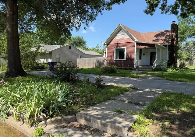 Photo 2 of Single family home for sale at 402 S Spring St, Caney, KS 67333 | MLS# 2629626 | Listing updated on 2026-09-22