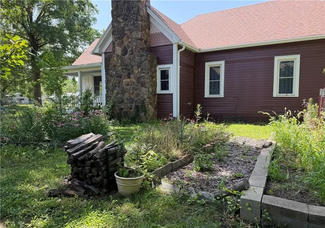 Photo 3 of Single family home for sale at 402 S Spring St, Caney, KS 67333 | MLS# 2629626 | Listing updated on 2026-09-22