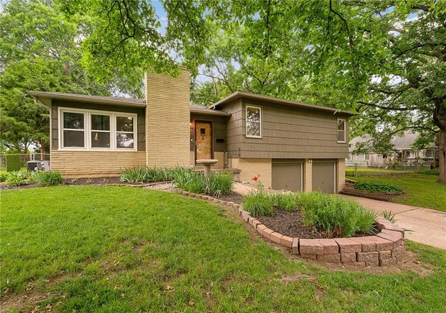 Homes for sale in Raytown, MO | 7817 Arlington Ave, Raytown, MO 64138 | MLS# 2629657