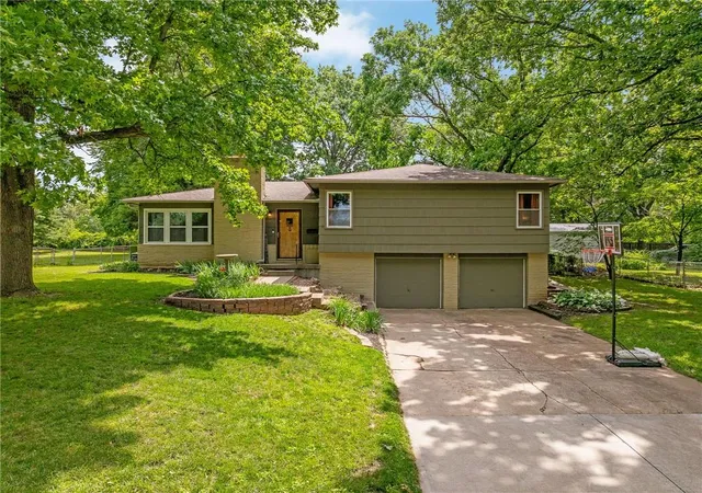 Homes for sale in Raytown, MO | 7817 Arlington Ave, Raytown, MO 64138 | MLS# 2629657