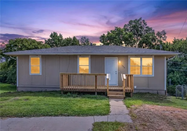 Homes for sale in Edgerton, KS | 1226 W 3rd St, Edgerton, KS 66021 | MLS# 2629664