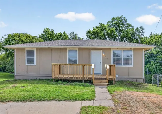 Homes for sale in Edgerton, KS | 1226 W 3rd St, Edgerton, KS 66021 | MLS# 2629664