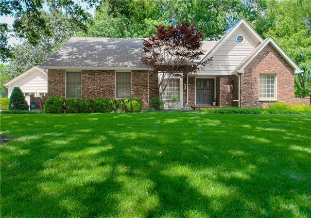 2nd image of 16316 Glenwood St, Stilwell, KS 66085 | MLS# 2629674