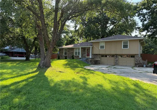 3rd image of 8026 Blue Ridge Blvd, Kansas City, MO 64138 | MLS# 2629693