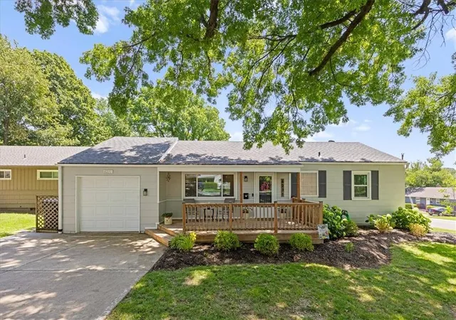 Homes for sale in Mission, KS | 6231 Glenwood St, Mission, KS 66202 | MLS# 2629701