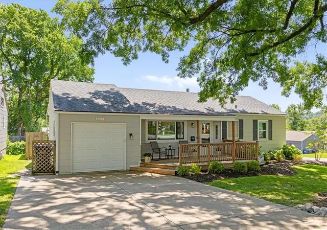 Homes for sale in Mission, KS | 6231 Glenwood St, Mission, KS 66202 | MLS# 2629701