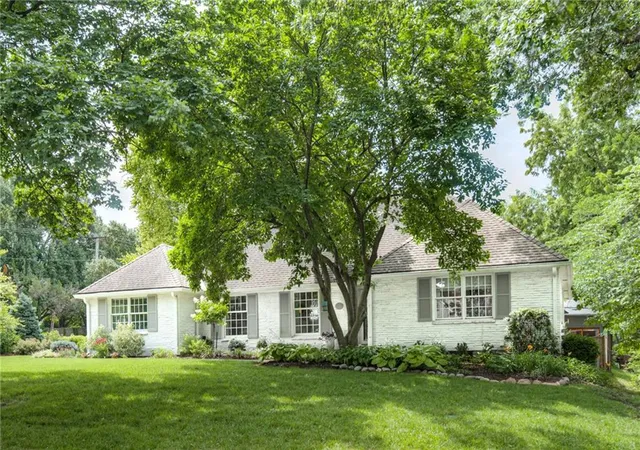 2nd image of 3901 W 57th Ter, Fairway, KS 66205 | MLS# 2629702