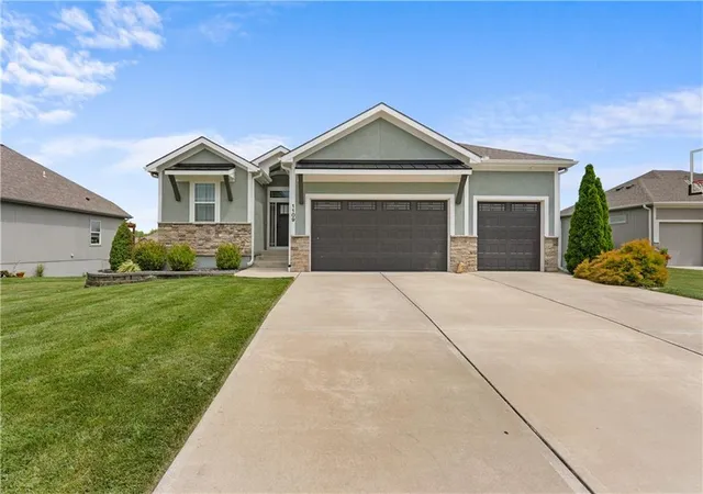 1st image of 1109 Sw Brookside Ct, Lee's Summit, MO 64064 | MLS# 2629712