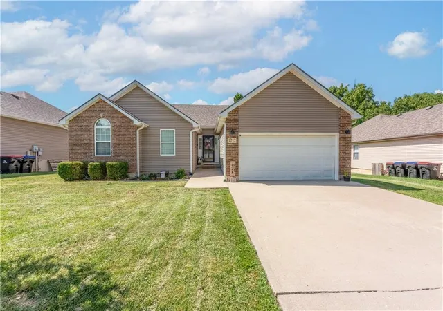 Photo 1 of Single family home for sale at 1212 Nottingham Dr, Warrensburg, MO 64093 | MLS# 2629715 | Listing updated on 2026-09-05