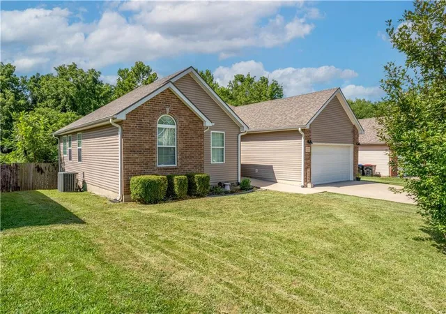 Photo 2 of Single family home for sale at 1212 Nottingham Dr, Warrensburg, MO 64093 | MLS# 2629715 | Listing updated on 2026-09-05