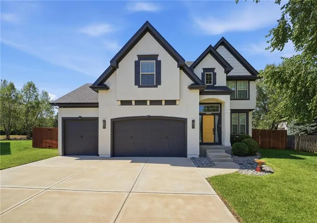 Photo 1 of Single family home for sale at 8426 Green Rd, Lenexa, KS 66227 | MLS# 2629725 | Listing updated on 2026-10-04