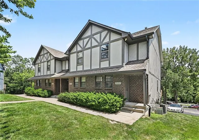 2nd image of 7033 N Fisk Ct, Kansas City, MO 64151 | MLS# 2629726