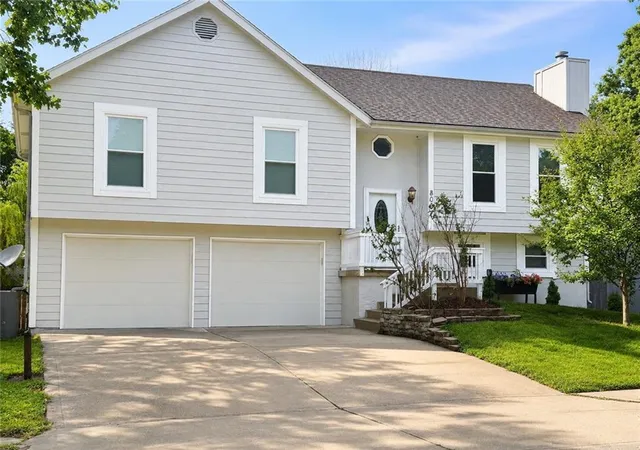Homes for sale in Belton, MO | 808 Heather Dr, Belton, MO 64012 | MLS# 2629742
