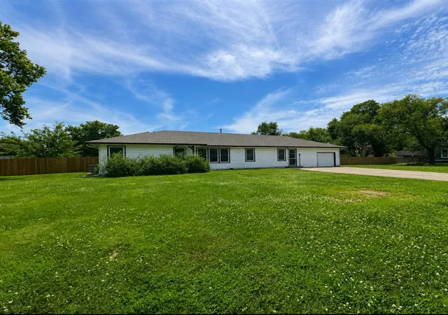 Homes for sale in Paola, KS | 905 E Osage St, Paola, KS 66071 | MLS# 2629744