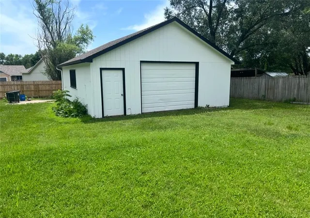 Homes for sale in Paola, KS | 905 E Osage St, Paola, KS 66071 | MLS# 2629744