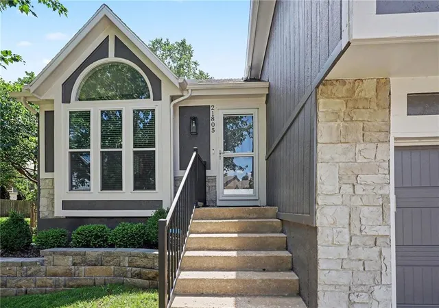Homes for sale in Shawnee, KS | 21805 W 52Nd Ter, Shawnee, KS 66226 | MLS# 2629755