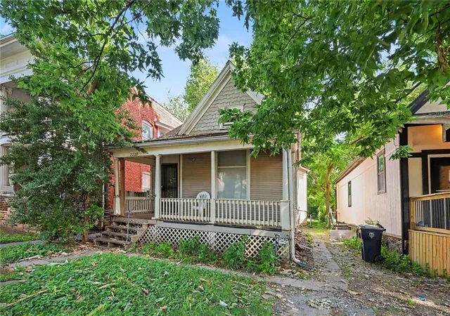 3rd image of 3220 E 11Th St, Kansas City, MO 64127 | MLS# 2629767