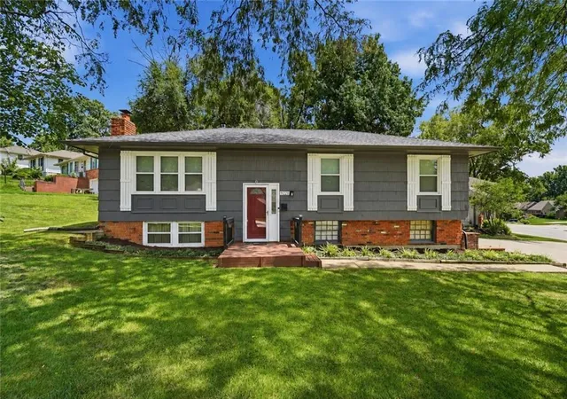 2nd image of 9221 Sturgeon Dr, Overland Park, KS 66212 | MLS# 2629770